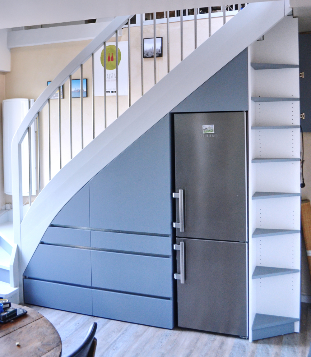 Agencement de cuisine sous escalier