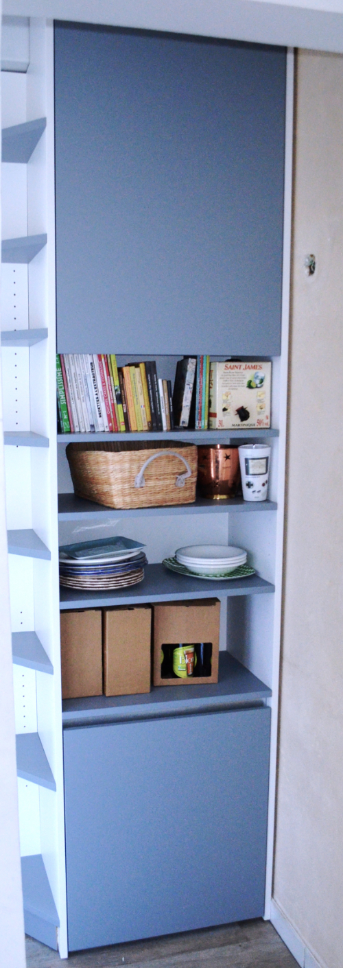 Agencement de cuisine sous escalier