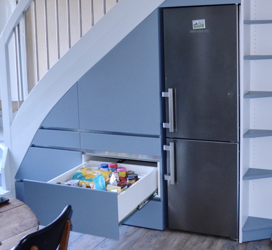 Agencements de cuisine sous escalier – Giorgio Cattai