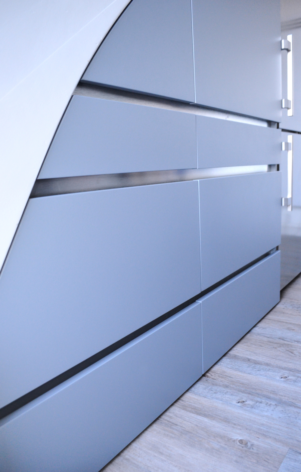 Agencement de cuisine sous escalier